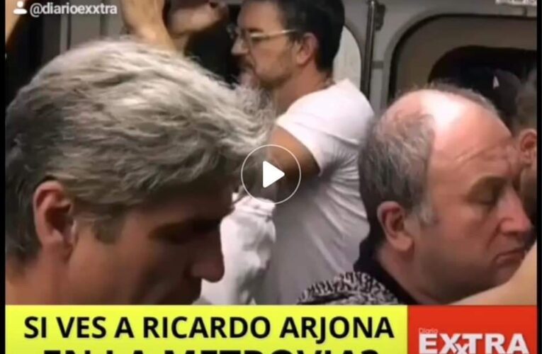 Ricardo Arjona como cualquier cristiano en un metro.